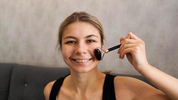 retrato de belleza de primer plano. rodillo Derma. hermosa mujer con mezoroller. foto