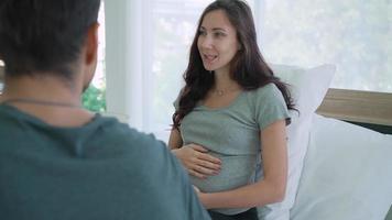 zwanger koppel samen praten in slaapkamer video