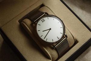 reloj de hombre de lujo en una caja de regalo. accesorios para un hombre de negocios foto