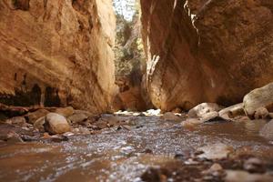 Hermosa vista de gran angular del increíble cañón de formaciones de arenisca. las inundaciones y el agua de lluvia tallaron las paredes del cañón de arenisca en el tiempo en formas escultóricas foto