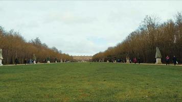 timelapse van het paleis van versailles, menigte toeristen in het winterseizoen video