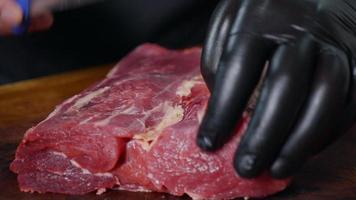 Schneiden von Portionen von frischem rohem Rindfleisch als Vorbereitung vor dem Kochen. video