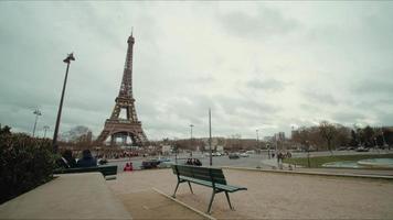 parís, francia enero de 2022 - torre eiffel, lapso de tiempo con vista a la fuente desde la plaza jardins du trocadero. video