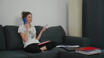 mujer emocional hablando por celular con gerente o colega, trabajando en casa. video