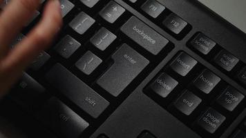 presionando la tecla enter en el teclado de una PC de escritorio. video