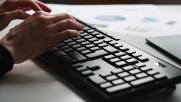 mujer de negocios trabajando hasta tarde en la oficina en la computadora escribiendo en el teclado. video
