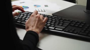 cerrar las manos de la mujer escribiendo en el teclado de la computadora. video