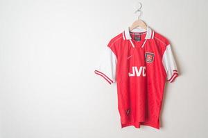 bangkok, tailandia - 18 de enero de 2022 - camiseta retro del arsenal camiseta local temporada 1996-1998 foto