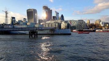 ciudad de londres con el río támesis y el museo de guerra imperial hms belfast en inglaterra, reino unido. foto