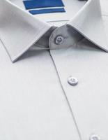 camisa de algodón con un enfoque en el cuello y el botón, primer plano foto