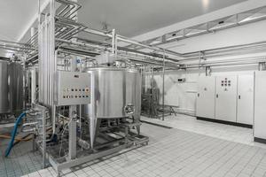 vista general del interior de una fábrica de leche. equipo en la planta de productos lácteos foto