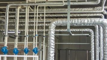 una gama de bombas de agua eléctricas azules. tubing y motores en la industria foto