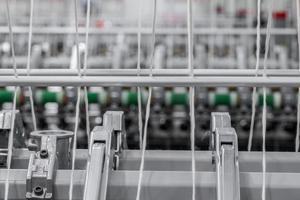 Maquinaria y equipo en el taller para la producción de hilo. fábrica textil industrial foto