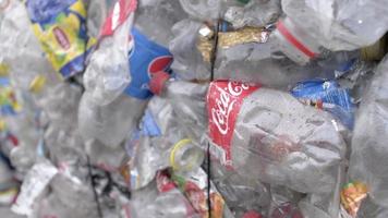 bottiglie di plastica per rifiuti di soda raccolte presso la stazione di smistamento dei rifiuti video