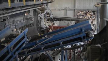 déchets de déchets plastiques se déplaçant sur un convoyeur à la station de tri des ordures video