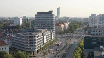vista aérea de la ciudad de Wroclaw - panorama de calles y edificios video