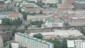 bovenaanzicht van de stad wroclaw - panorama van straten en gebouwen video