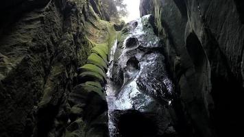 romantisches Küssen unter dem Wasserfall in der dunklen Schlucht der Rocky Mountains video