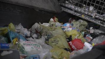 resíduos de lixo plástico movendo-se em um transportador na estação de triagem de lixo