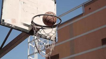 closeup de bola entrando na cesta, jogo de basquete de rua video