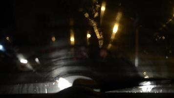 biltorkare på vått bakglas under nattregn video