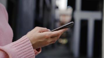 Alegre mujer blogger mochilero asiático que usa el teléfono inteligente para la dirección y mirando en el mapa de ubicación mientras viaja al barrio chino en beijing, china. concepto de vacaciones de viajes turísticos de mochila de estilo de vida. foto