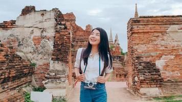 mujer asiática viajera que pasa un viaje de vacaciones en ayutthaya, tailandia, mujer mochilera japonesa disfruta de su viaje en un hito increíble en la ciudad tradicional. concepto de vacaciones de viaje de mujeres de estilo de vida. foto