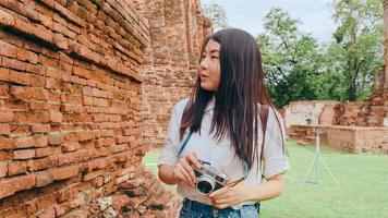 mujer asiática viajera que pasa un viaje de vacaciones en ayutthaya, tailandia, mujer mochilera japonesa disfruta de su viaje en un hito increíble en la ciudad tradicional. concepto de vacaciones de viaje de mujeres de estilo de vida. foto