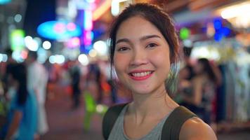 mujer bloguera asiática viajera viaja en bangkok, tailandia, hermosa mujer que usa teléfono móvil hace vlog y vive en las redes sociales mientras pasa el rato en la calle khao san. las mujeres viajan en concepto de tailandia. foto