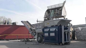 sopförstörare med transportör vid sopsorteringsstationen video