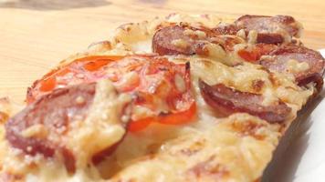 gros sandwich frit avec de la viande, de la tomate et du fromage lors du festival gastronomique video