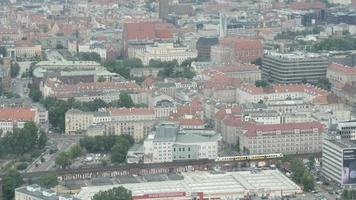 vista aérea de la ciudad de Wroclaw - panorama de calles y edificios video