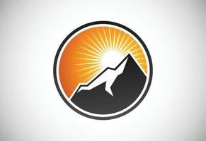 plantilla de diseño de logotipo de montaña, símbolo de signo de logotipo de montaña vector