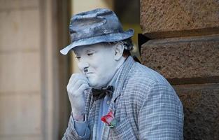 padova, italia, 2012, mimo vestido como charlie chaplin en las calles de padova. Italia foto