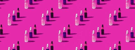 maqueta de botella cosmética con cosméticos sobre fondo rosa con sombras duras, espacio de copia de primer plano foto