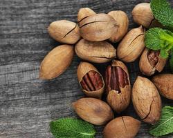 nueces pecanas en una mesa foto