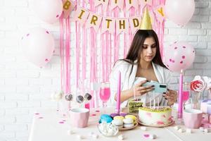 hermosa mujer celebrando la fiesta de cumpleaños tomando selfie foto