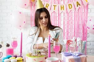 hermosa mujer celebrando la fiesta de cumpleaños tomando selfie foto