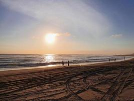 playa de parangtritis por la tarde al atardecer foto