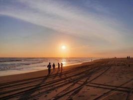 playa de parangtritis por la tarde al atardecer foto