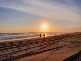 playa de parangtritis por la tarde al atardecer foto