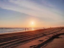 playa de parangtritis por la tarde al atardecer foto