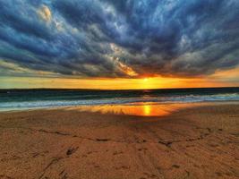 hermoso sol matutino en la playa de sanur bali, indonesia foto