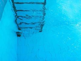 escaleras en piscina bajo el agua. abstracto. fiesta. verano. concepto de vacaciones y deporte. foto