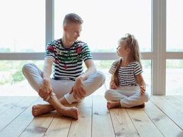 hermanos caucásicos jugando superhéroes junto a la ventana. familia, parientes, relación y concepto de juego. foto