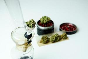 Close-up de cogollos de marihuana medicinal sobre fondo blanco. foto