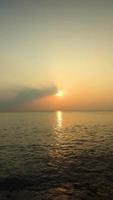 tramonto arancione con sole sul mare video