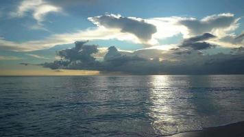 schöne und voluminöse Wolken über dem Meer video