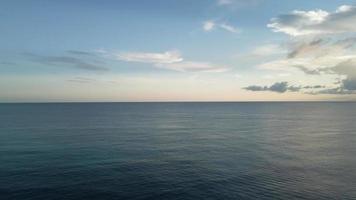 beau paysage de vue sur la mer par une journée ensoleillée video