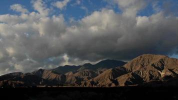 nuvens de lapso de tempo sobre uma cordilheira video